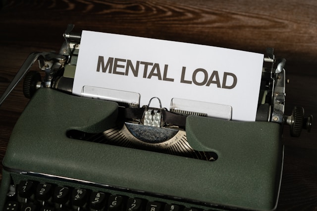 Équipe de travail analysant les risques psychosociaux et le climat organisationnel